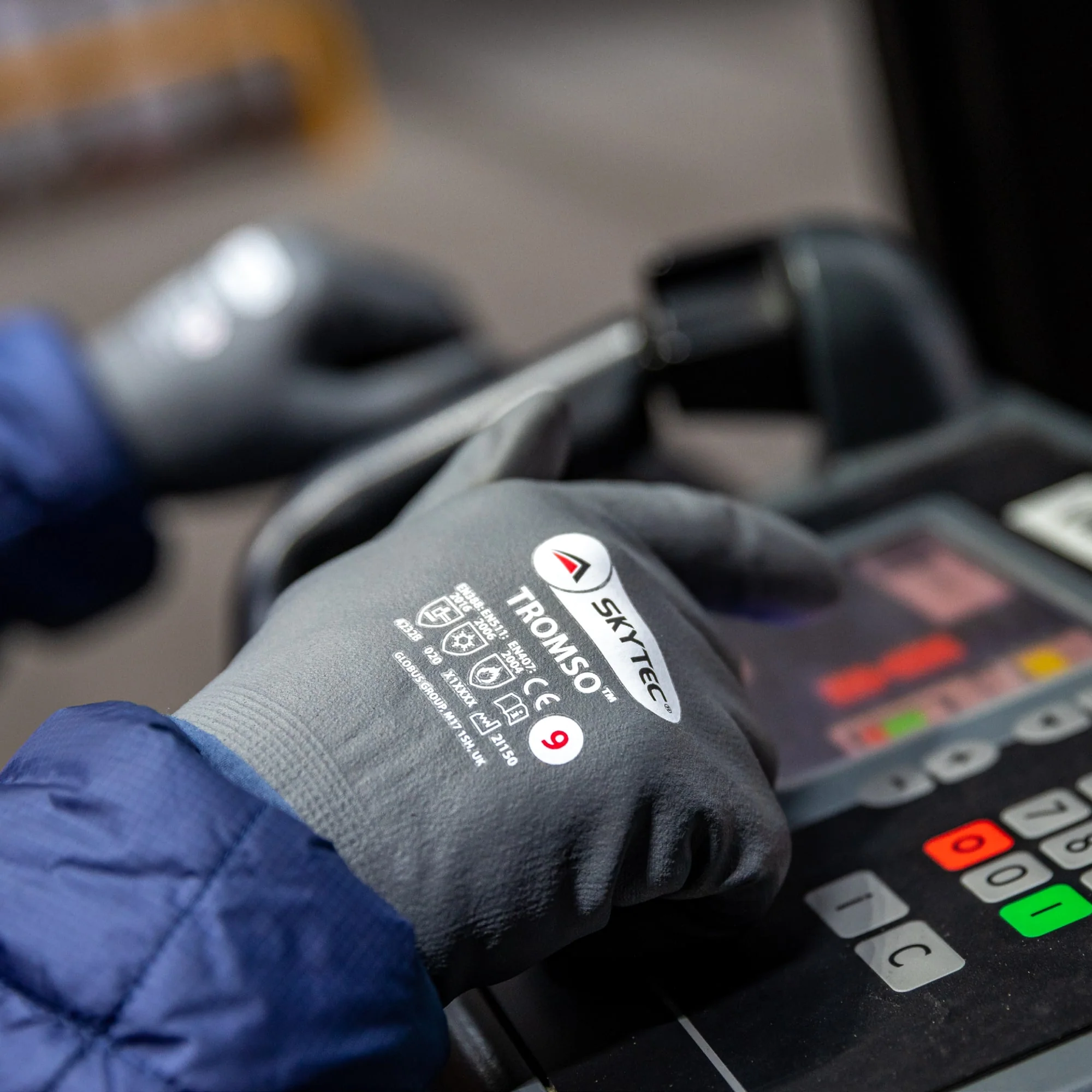 SKYTEC Tromso Thermal Insulated Touchscreen Work Gloves with Fleece Lining - Image 8